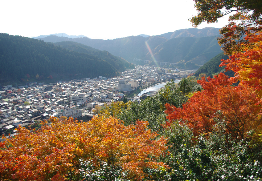 http://www.gujohachiman.com/genrin/info/%E5%9F%8E%E4%B8%8B%E7%94%BA%E3%81%AE%E7%9C%BA%E6%9C%9Bmini.jpg