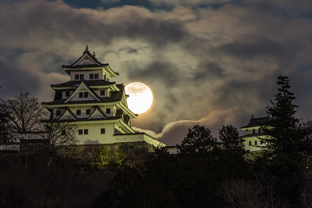 Gujo hachiman castle and a fukll moon