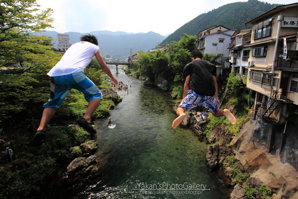 Children jumping into the Yoashida River from Shin Bashi