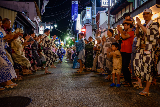 Gujo Odori dancers dancing in Shin Machi