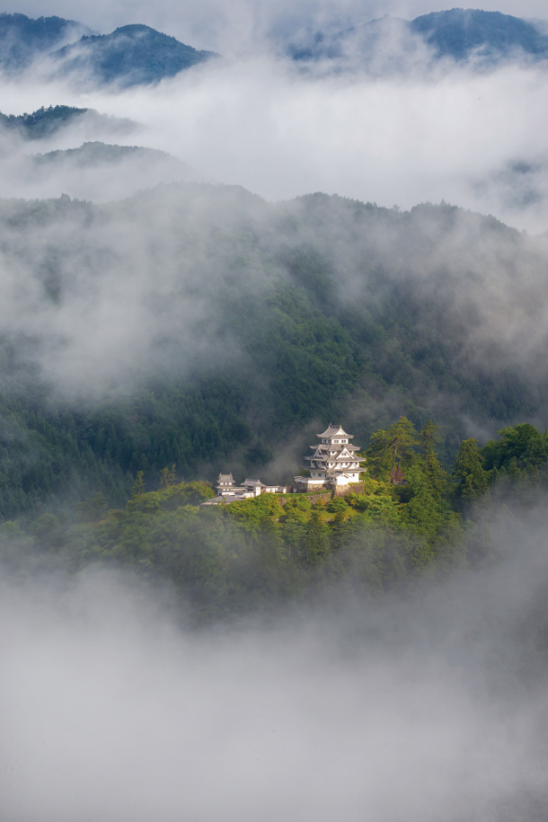 A view of Gujo Hachiman Castle in the autumn.